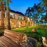 Alados Bed and Breakfast 2*