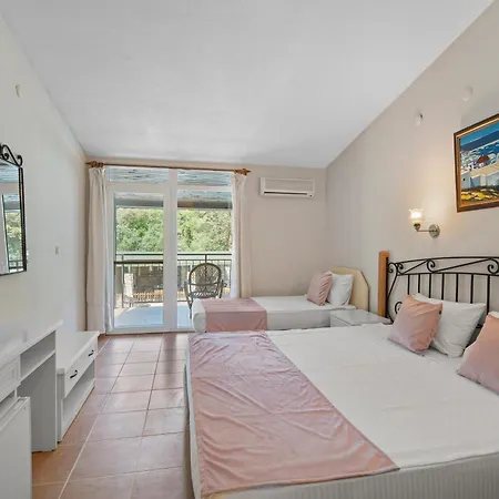 Alados Bed & Breakfast 2*